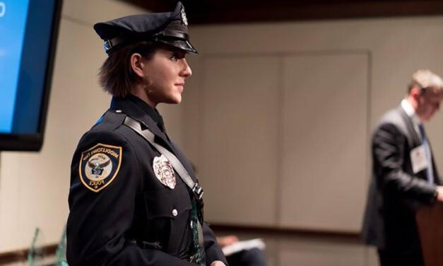 一位身着制服的女警察领奖